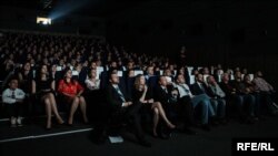 Глядачі з захопленням переглядають кінострічки