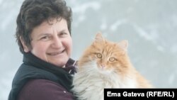 Ема Гатева с една от котките си.