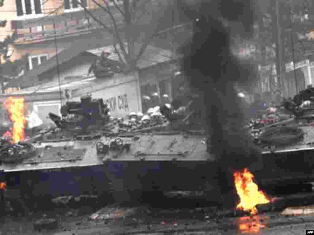 Nga protestat e serbëve... - SERBIA, Kosovska Mitrovica : French soldiers of the Nato-led peackeeping forces of the KFOR protect themselves behind armoured vehicles during clashes with Kosovo Serbs in the ethnically divided town of Kosovska Mitrovica on March 17, 2008.