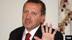 رجب طيب اردوغان نخست وزير ترکيه‌ در سخنرانی گشايش کنفرانس، ترور، جنگ و خشونت در کشورهای اسلامی را باعث گسترش فقر و گرسنگی دانست