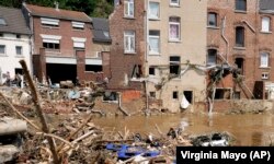 În orașul Pepinster din Belgia, oamenii evaluau sâmbătă, 17 iulie, urmările inundațiilor.