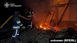 Рятувальники гасять пожежу, що виникла внаслідок російських атак на Харківщині, архівне фото