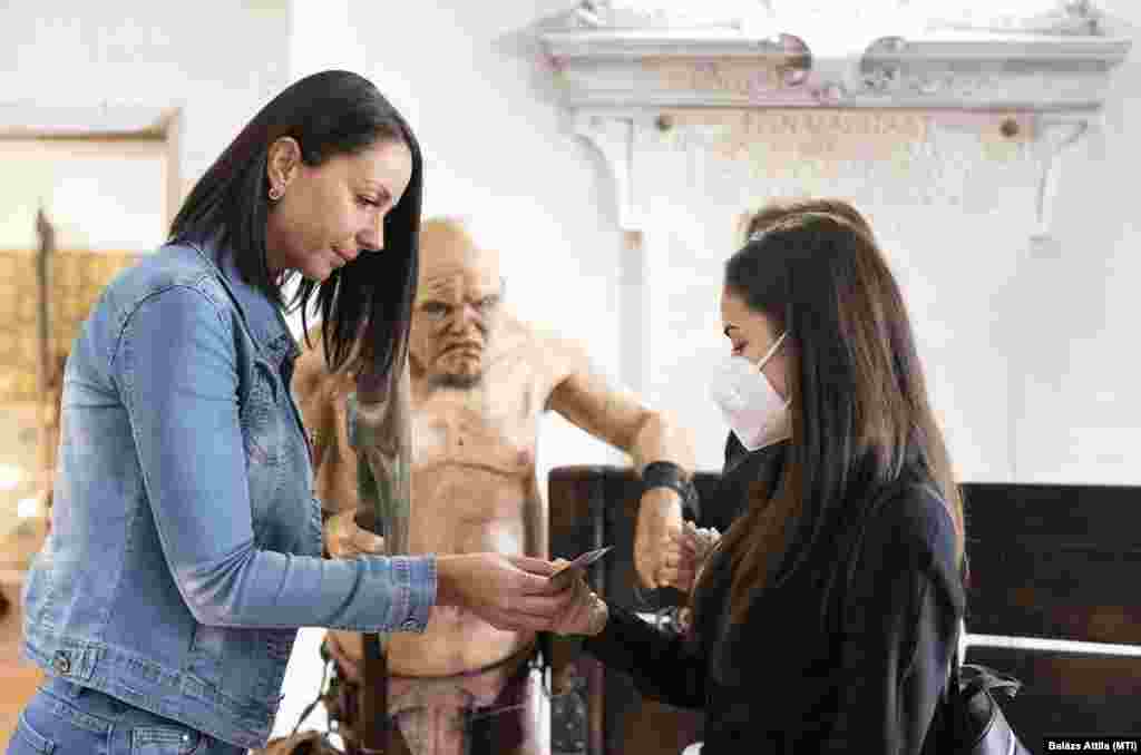 A nyírbátori Báthori Várkastély és Panoptikumba is csak a védettségi igazolvány felmutatása után lehet bejutni.