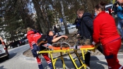 Salvatorii nu dovedesc să transporte răniții după atacul de la Iavoriv