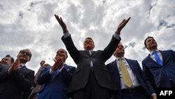 Klaus Iohannis (centru) în Piața Victorii, în 18 mai 2019, alături de liderii PNL de la acea vreme, la un miting electoral al partidului. Șase luni mai târziu câștiga un nou mandat de președinte.
