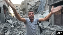 Палестинец меѓу урнатините, по израелскиот напад врз бегалскиот камп Џабалија во северниот дел на Појасот Газа, на 7 ноември 2024 година.