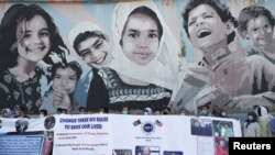 Përkthyesit që kanë punuar me trupat amerikane në Afganistan, gjatë një proteste më 25 qershor në Kabul, ku kanë shprehur shqetësimet për jetën e tyre. 