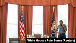 Presidenti Barack Obama duke biseduar në telefon me homologun e tij rus, Vladimir Putin, për krizën në Ukrainë.