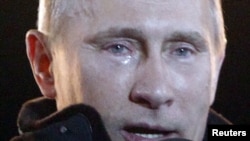 Владимир Путин дар рӯбарӯи ҳазорон тарафдорони худ ашки шодӣ рехта, аз онҳо барои ҳимояташон сипосгузорӣ кард.