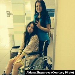Айдана Жапарованың операциядан кейін сіңлісімен бірге түскен суреті