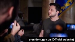 Украин президенти Владимир Зеленскийдин CNN телеканалына жана Reuter агенттигине маек куруп жатат, 1-март 2022-жыл. 