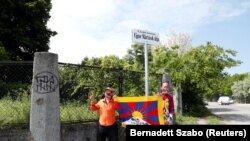 A Fudan budapesti kampuszának tervezett helyszínén tüntetnek aktivisták 2021. június 2-án.