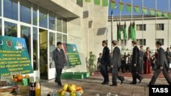 Ашхабаддагы шайлоо участокторунун бири. 