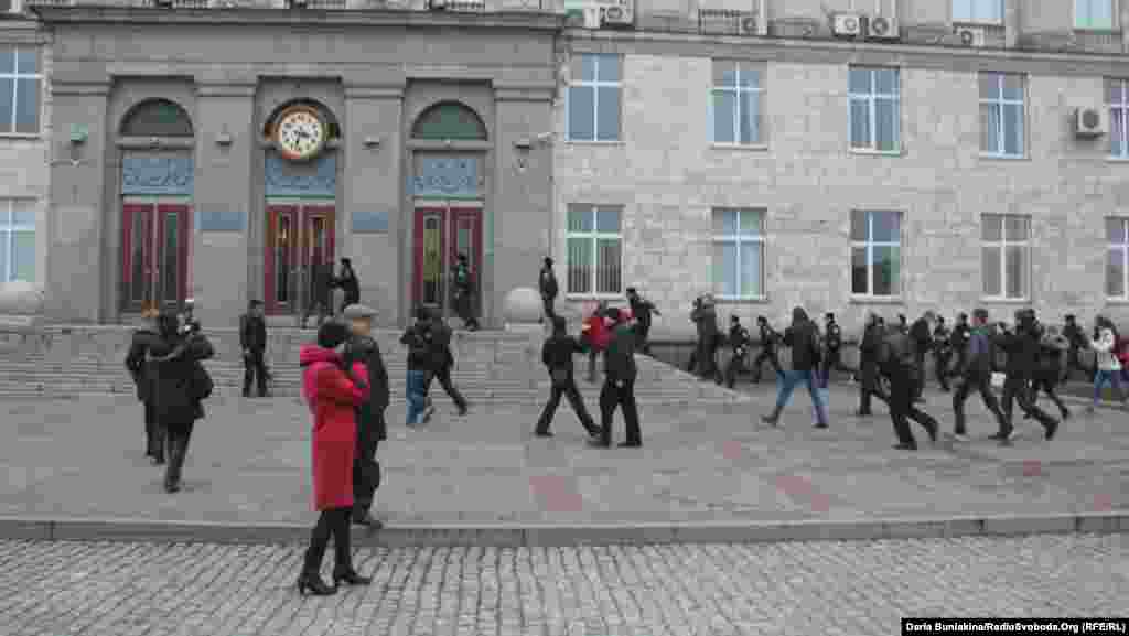 Правоохоронці біжать до дверей ОДА оберігати їх від мітингувальників