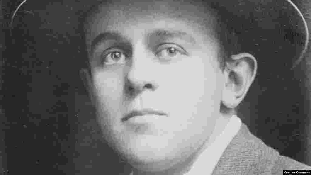 Снимка на Джон Рид от началото на XX век. Той е роден в Портланд, Орегон, през 1887 г. Израснал и възпитан в това, което той описва като &bdquo;господарско имение по модел на френско шато&ldquo; с &bdquo;опитомени елени сред дърветата&ldquo;. Но семейството му скоро губи голяма част от богатството си и Рид започва да се бори с внезапната загуба на благосъстоянието си.