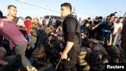 Hapšenje pučista u Istanbulu, 16. juli 2016.