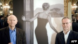 ژیل ژاکوب (چپ) و تیری فرمو در کنار پوستر جشنواره کن ۲۰۰۹