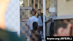 Фігурант справи Марлен Асанов у супроводі російських силовиків, Сімферополь, 7 серпня 2018 року