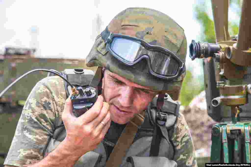 Боєць з позивним &laquo;Конвой&raquo;&nbsp;з&#39;ясовує обстановку на сусідніх позиціях​