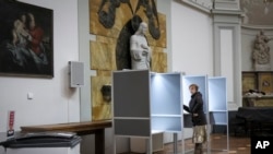 Szavazás az amszterdami De Duif-templomban 2023. november 22-én