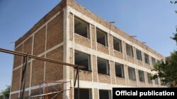 Кара-Суу районундагы мурдагы кесиптик лицейдин имараты инфекциялык оорукана катары курулмай болгон. Август, 2020-жыл.