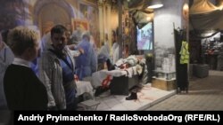 Роман Бончук демонструє відвідувачам експонати музею