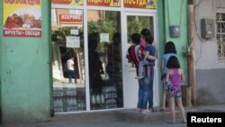 Сегодня третий день, как никто овощи и фрукты не ввозит. В Ленингоре дефицит уже ощущается – продукция не во всех магазинах, а там, где еще есть, осталось совсем немного. Тают запасы и в Цхинвале