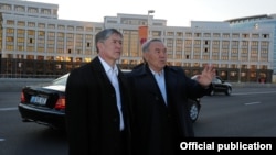 Алмазбек Атамбаев казак президенти Нурсултан Назарбаев менен. Астана, 10-май, 2012. 