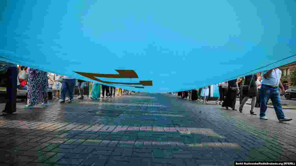 40-метровый крымскотатарский флаг несли около 100 активистов