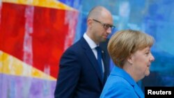 Арсеній Яценюк і Анґела Меркель під час відкриття економічної конференції, Берлін, 23 жовтня 2015 року