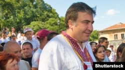 «Молодые юристы» считают, что своими действиями Саакашвили нарушил часть избирательного законодательства, которая запрещает предвыборную агитацию иностранцам