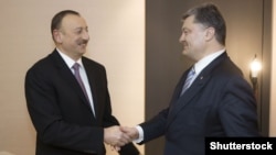 Президент України Петро Порошенко (п) і президент Азербайджану Ільгам Алієв зустрічалися під час Всесвітнього економічного форуму у Давосі 22 січня 2016 року