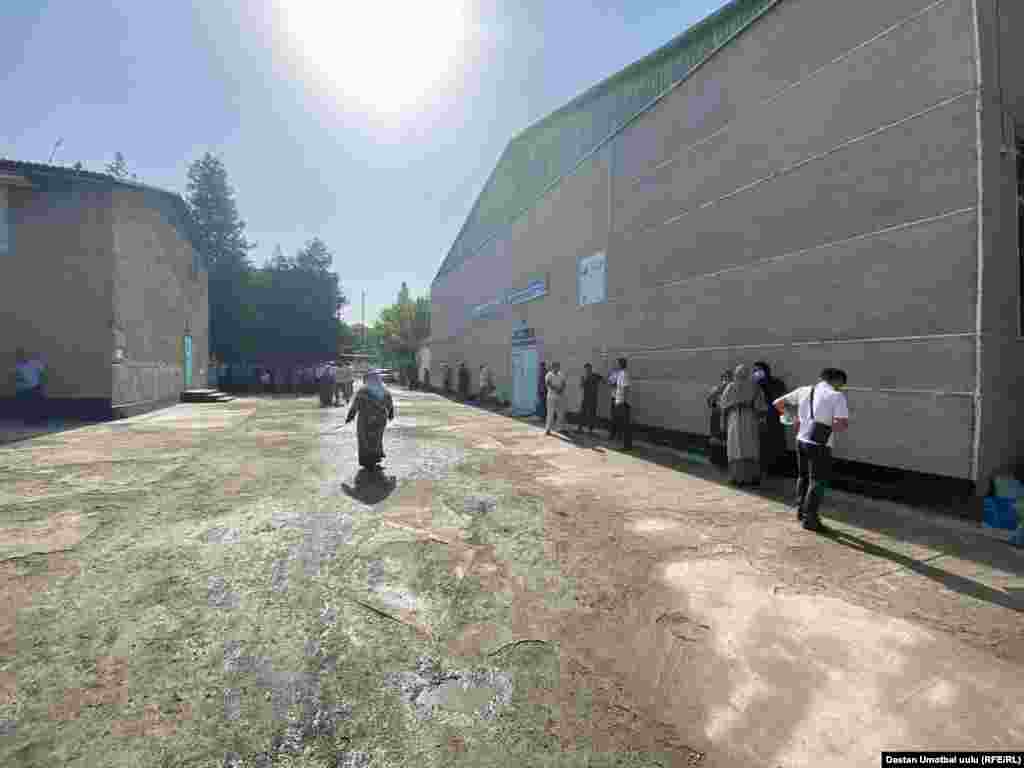 Граждане стоят в очереди на избирательный участок. Ош.