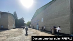 Ош шаарындагы шайлоо тилкелеринин бири.