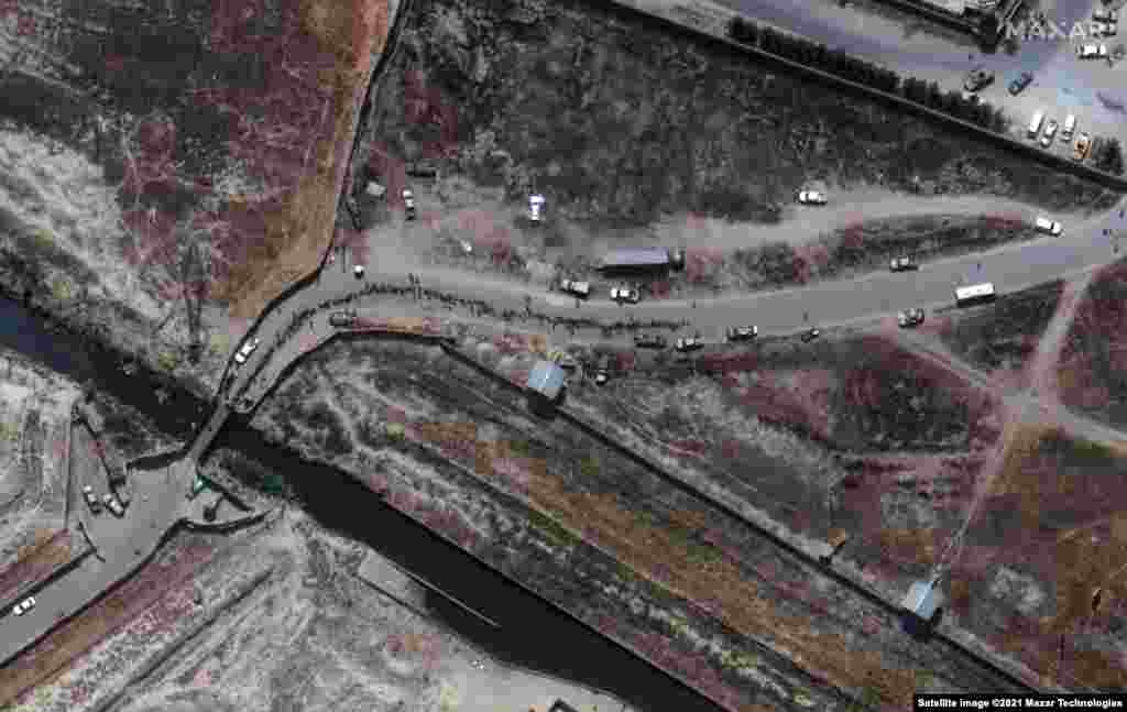 O imagine aeriană a persoanelor care se deplasează prin punctele de control de pe aeroportul din Kabul.