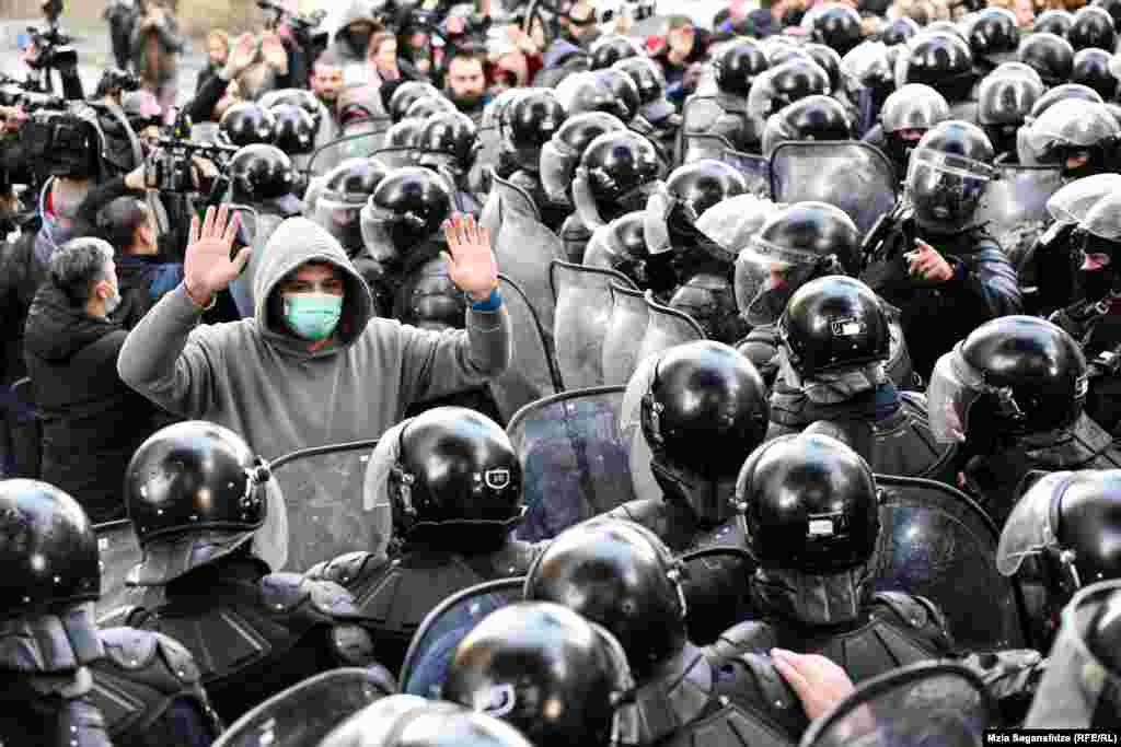 Poliția dispersează protestatari în apropierea parlamentului georgian, Tbilisi, 18 noiembrie 2019