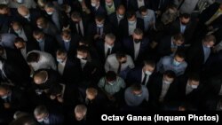 Delegați la Congresul PNL din 25 septembrie 2021, îndreptându-se spre vot. Florin Cîțu a obținut 2.878 voturi, adică 60,2%, iar Ludovic Orban 1898 de voturi, respectiv 39,7%. 72 voturi au fost nule. 