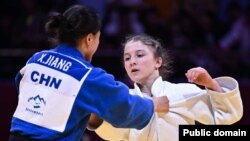 Мадина Қурбонзода бо либоси сафед