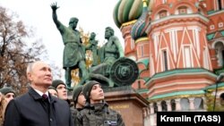 Президент Росії Володимир Путін бере участь у церемонії біля пам'ятника Мініну та Пожарському біля Кремля. 4 листопада 2020 року