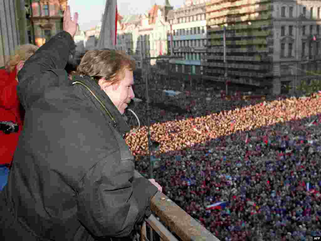 Vaclav Havel la o demonstraţie de protest &icirc;n piaţa Venceslav din Praga, 10 decembrie 1989.