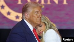 Президент США Дональд Трамп обіймає Еріку Кірк під час панахиди за її чоловіком, Чарлі Кірком, на стадіоні State Farm в Аризоні, США, 21 вересня 2025 року