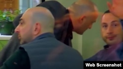 ოთარ ფარცხალაძე (შუაში) და გიორგი (მარცხნივ) და დავით მიქაძეები