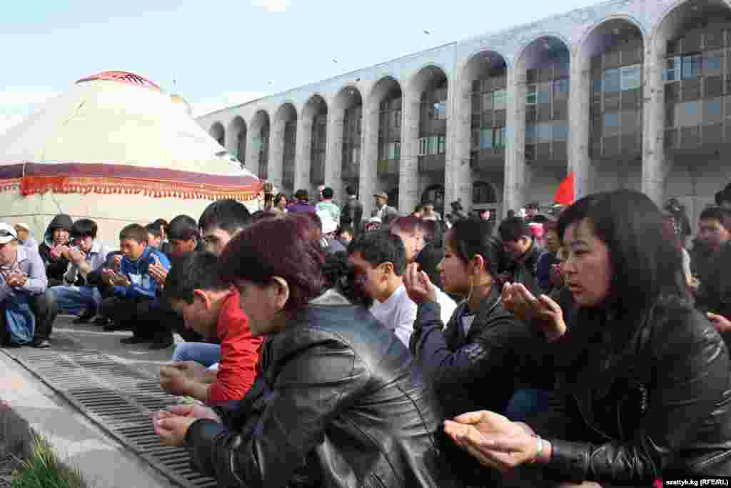 Жөө жүрүшкө чыккандар Ала-Тоо аянтында топтолушту. Бул жерде 7-апрелде набыт болгондорду бир мүнөт унчукпай эскеришип, маркумдарга багыштап куран окушту. 