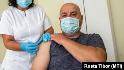 Békéscsabán oltanak be egy férfit 2021. augusztus 23-án.