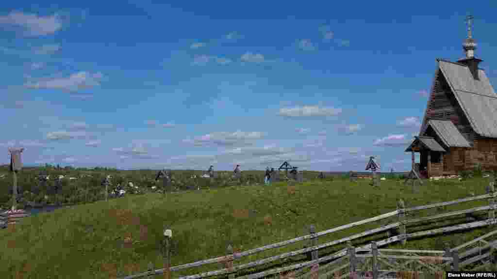 На горе, на месте часовни 16-го века, которую Левитан изобразил на своей картине &laquo;Над вечным покоем&raquo;, но которая позже сгорела, стоит старинная деревянная Воскресенская церковь 1699 года постройки, перевезенная сюда из села Бирюково Ивановской области. По словам единственной здесь монахини, церковь помог восстановить премьер-министр России Дмитрий Медведев. На этой горе вокруг храма расположено старинное кладбище, захоронения предположительно датируются 16-м веком.