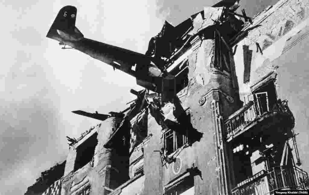 Un avion nazist prăbușit într-un bloc de apartamente din Budapesta în 1945.