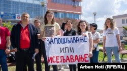 Marija Miljković Maksimović (prva s desna)