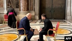 Volodimir Zelenski spune că acordul privind mineralele rare e o consecință directă a întâlnirii cu Donald Trump, de la Roma. Secretarul Trezoreriei SUA, Scott Bessant, și vicepremierul ucrainenan, Iulia Sviridenko, au semnat un acord privind mineralele rare ale Ucrainei. 