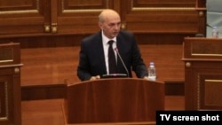 Isa Mustafa tokom ekspozea u Skupštini