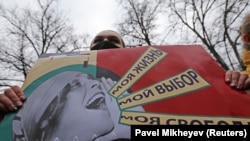 Участника митинга за права женщин в Алматы. 8 марта 2021 года